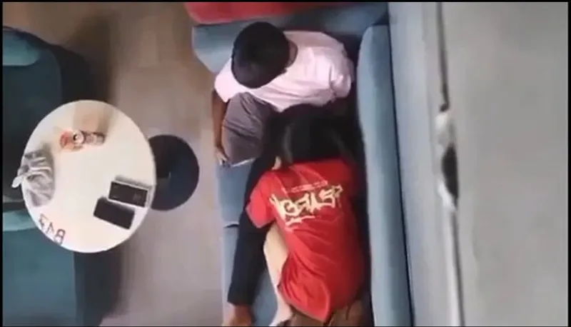 Quay lén em gái mút liếm cho em ghệ nơi công cộng